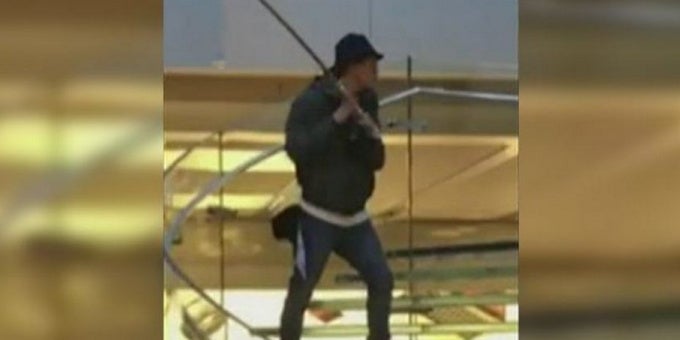 Man pulls samurai sword at flagship Apple Store
