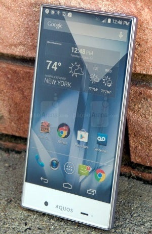 The Sharp Aquos Crystal personally declared the screen bezel extinct. - 2015 is almost up, here are the most prominent smartphone trends of the year!