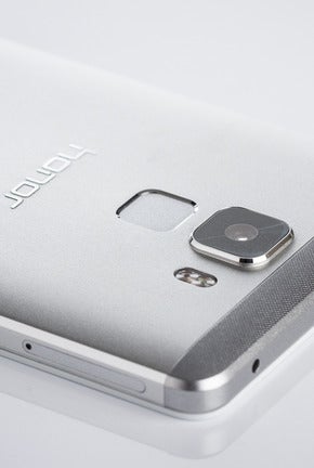 The honor 7&#039;s fingerprint reader, located below the camera - The top-notch fingerprint reader is honor 7&#039;s killer feature