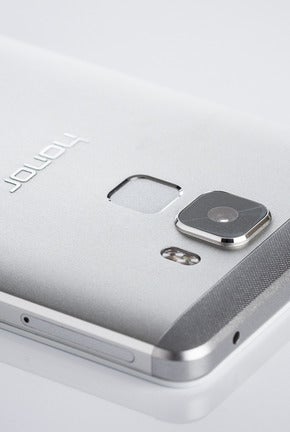 The honor 7's fingerprint reader, located below the camera - The top-notch fingerprint reader is honor 7's killer feature