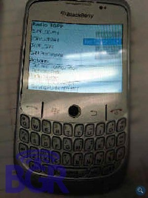 BlackBerry Gemini 8325 shows its face to the world