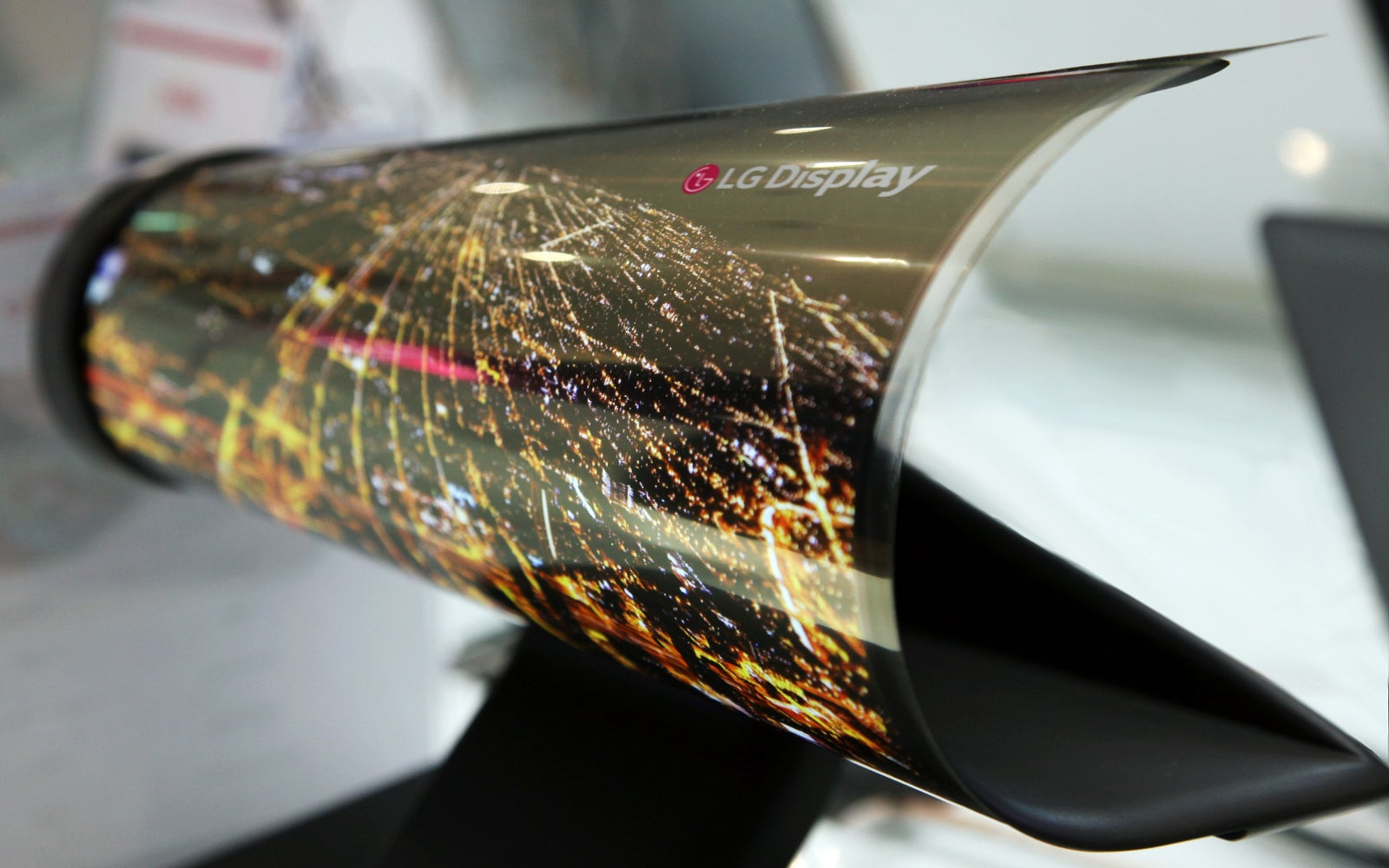 LG is going to showcase this rollable display prototype at CES '16, but will it let us touch is? - This LG rollable display prototype gives us a taste of things to come