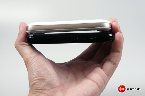 Photo shoot of HTC Magic &amp; Samsung I7500 shows comparisons