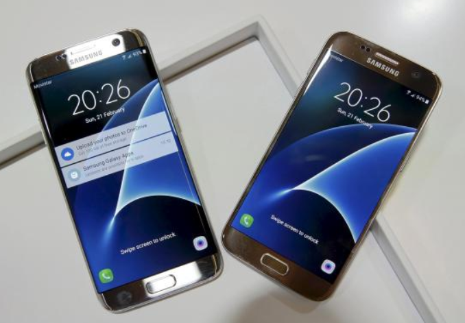 Samsung says pre-orders of the Galaxy S7 edge (L) and Galaxy S7 (R) are surpassing expectations - Samsung Galaxy S7 and Samsung Galaxy S7 edge pre-orders top expectations