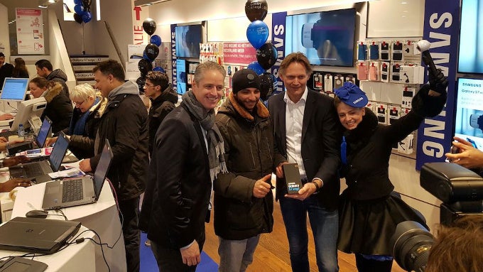 Samsung Galaxy S7 and S7 edge launch in Netherlands - Samsung&#039;s Galaxy S7 gets its own line in front of a Samsung store in Europe, sells 2.5 times more than its predecessors