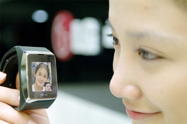 LG to start delivery of their GD910 wristwatch cell phone
