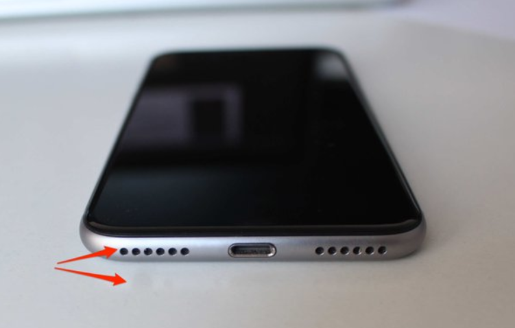 Check the reflection by the arrow and you can see that the iPhone in the picture originally sported a 3.5mm earphone jack - Here's why this leaked photo of the Apple iPhone 7 is a fake