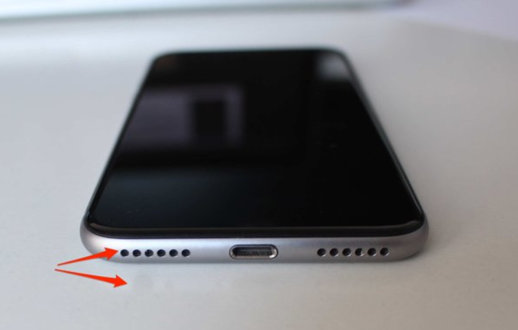 Check the reflection by the arrow and you can see that the iPhone in the picture originally sported a 3.5mm earphone jack - Here&#039;s why this leaked photo of the Apple iPhone 7 is a fake