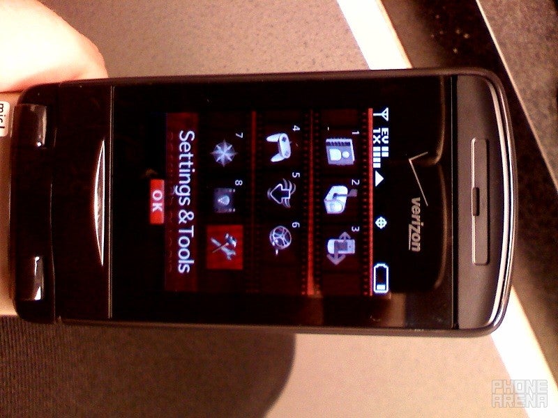 Casio Exilim C721 live photos in a Verizon store