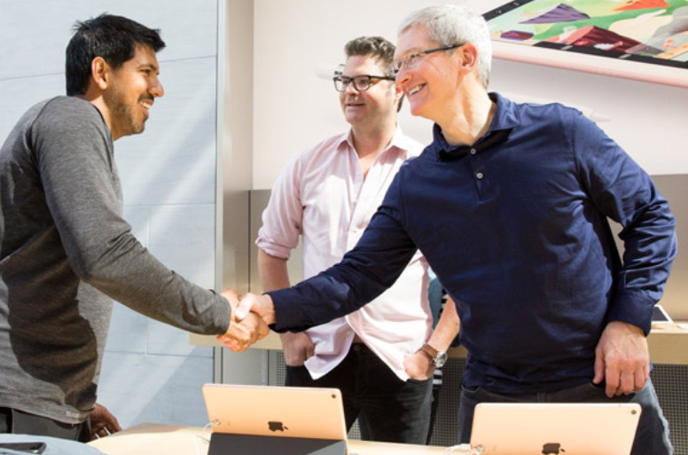 Tim Cook meets with staff and shoppers at the Palo Alto Apple Store - Tim Cook visits Palo Alto Apple Store for launch of iPhone SE and 9.7-inch iPad Pro