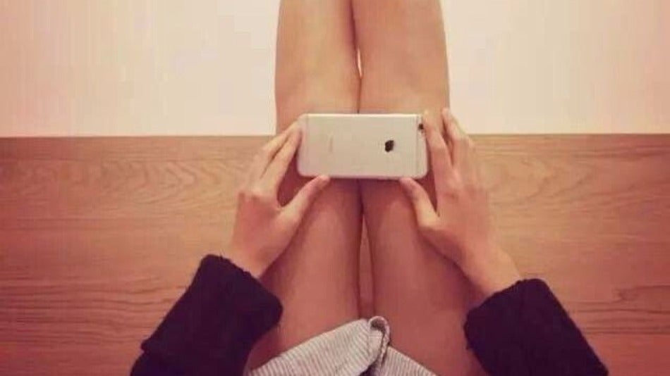 Too much Internet: Chinese girls cover their knees with iPhones to prove they have skinny legs