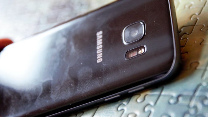 The usual smudgy and messy real-life look of the Samsung Galaxy S7 - 5 reasons why you should get the HTC 10 over the Samsung Galaxy S7