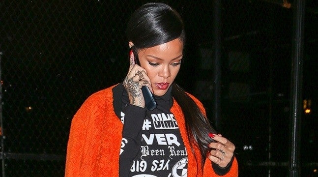 And here&#039;s Rihanna using the latest iPhone... wait, what??? - Did you know – as flagship smartphone sales fall flat, &#039;dumb&#039; phone sales in America are on the rise