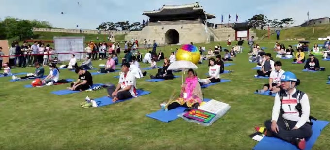 Not doing anything is officially a contest in Seoul. Think you have the guts to compete? - Did you know: smartphone-addicted Koreans are "spacing out" in a national contest