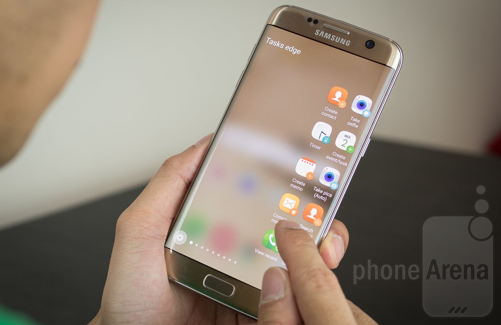 The Galaxy S7 edge has a cutting-edge curved Samsung AMOLED display. - (Update) Samsung OLED displays are the way forward as LCD screens have ran their course