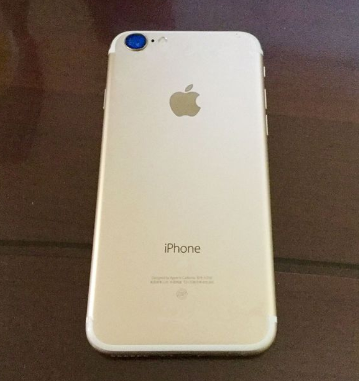 Photo allegedly shows the back of a gold-colored Apple iPhone 7 - Back of gold-colored Apple iPhone 7 poses for posterity?