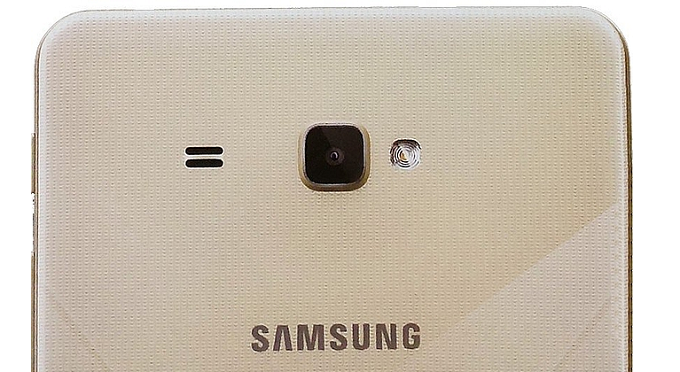 Samsung rumored to launch a mid-range phone with a gargantuan 7-inch display