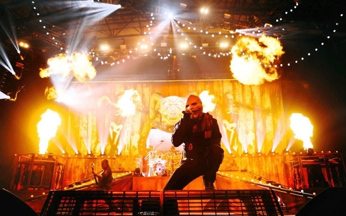 It&#039;s not right to be texting your mom during Slipknot&#039;s fiery live show... - Watch what happens when you dare text from the front row at Slipknot&#039;s metal show