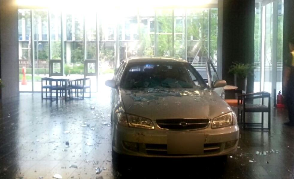 The scene at Nexon&#039;s office - Man addicted to mobile games crashes car into game developer&#039;s office building