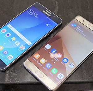 For as much as the Note 7 (right) changes, these are two very similar handsets - Galaxy Note 7 vs Galaxy Note 5: first look