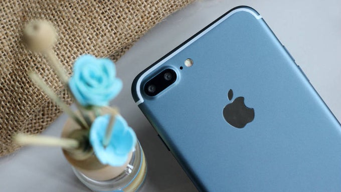 Alleged iPhone 7 Plus in Deep Blue, assembled and working, pops up in a series of high-quality photos