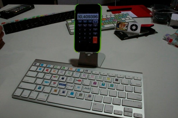 XSKN prototype Bluetooth keyboard for the iPhone may make typing easier