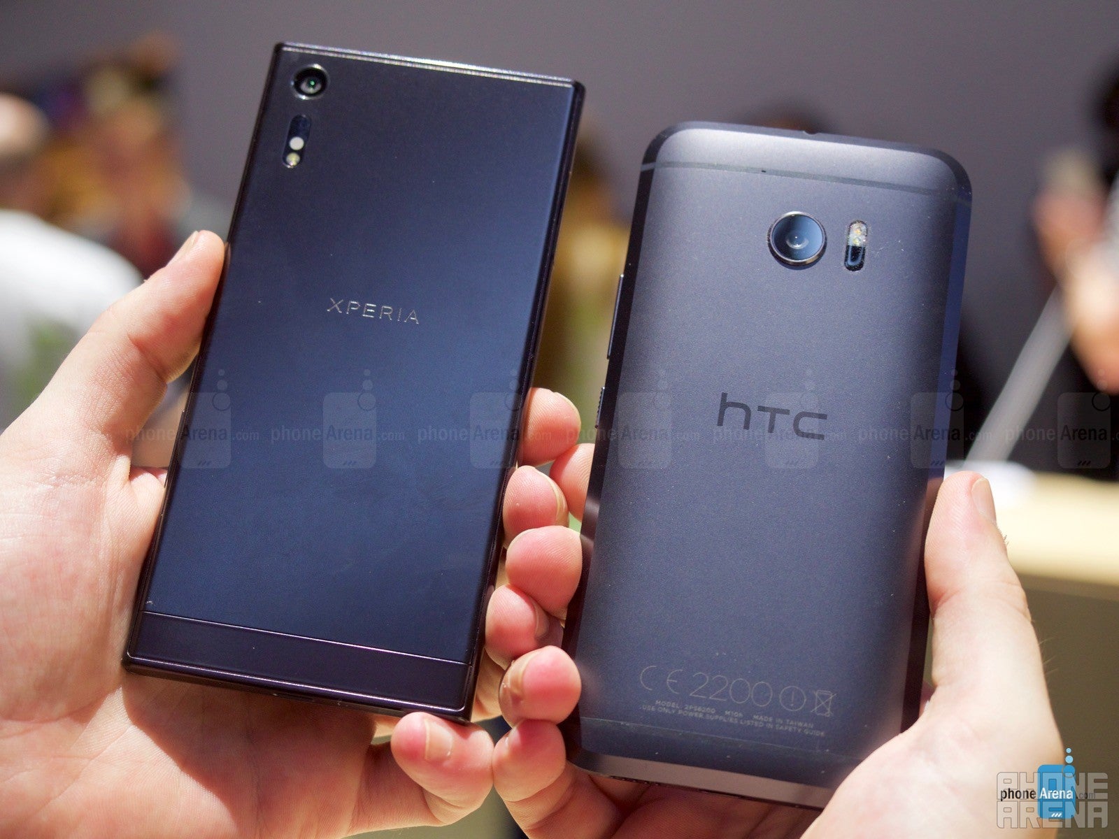 Sony Xperia XZ vs HTC 10: first look and impressions