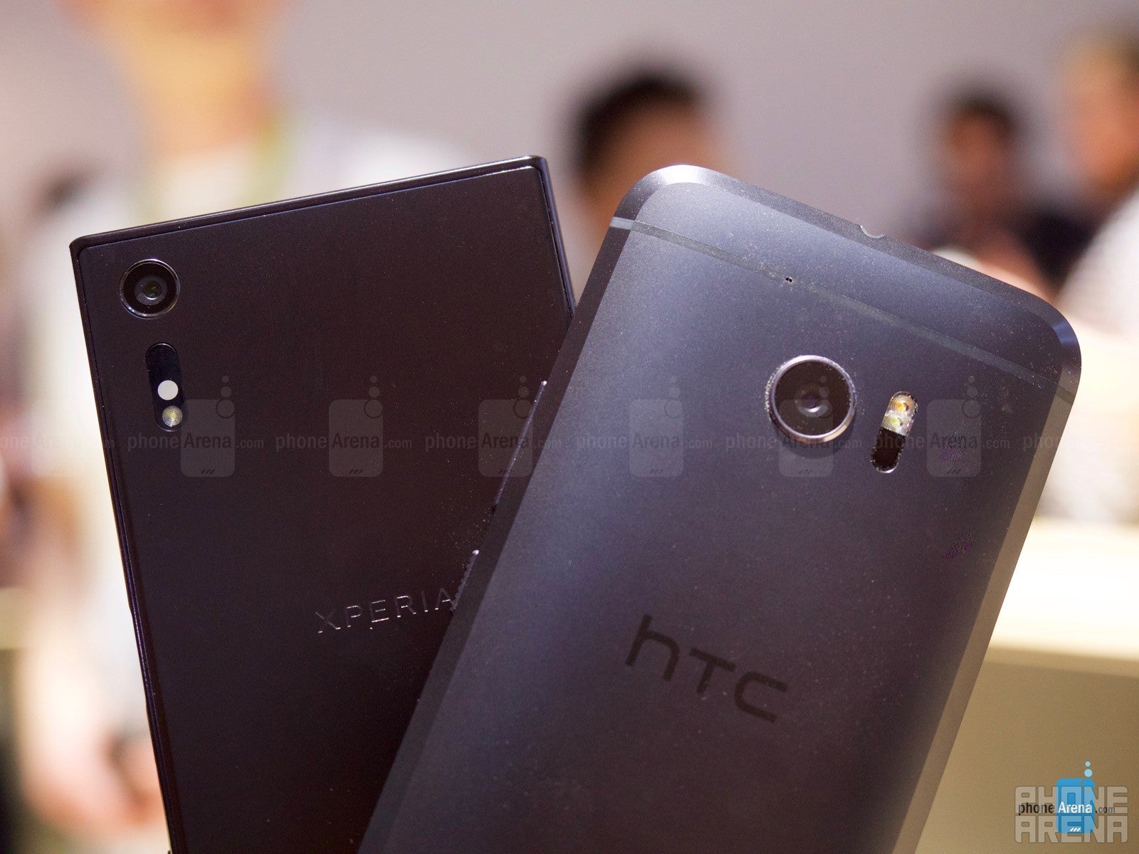 Sony Xperia XZ vs HTC 10: first look and impressions
