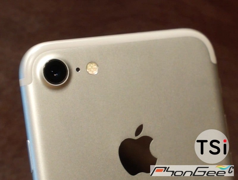 iPhone 7 poses for the camera in two colors mere hours away from official announcement