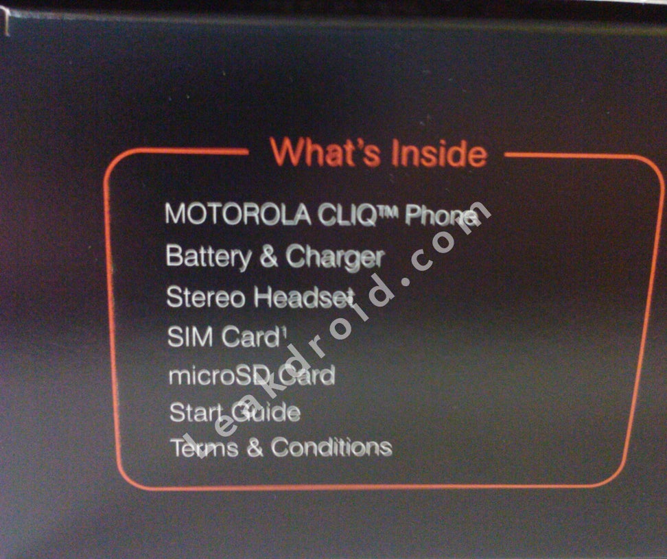 Box for Motorola CLIQ shows focus on social networking