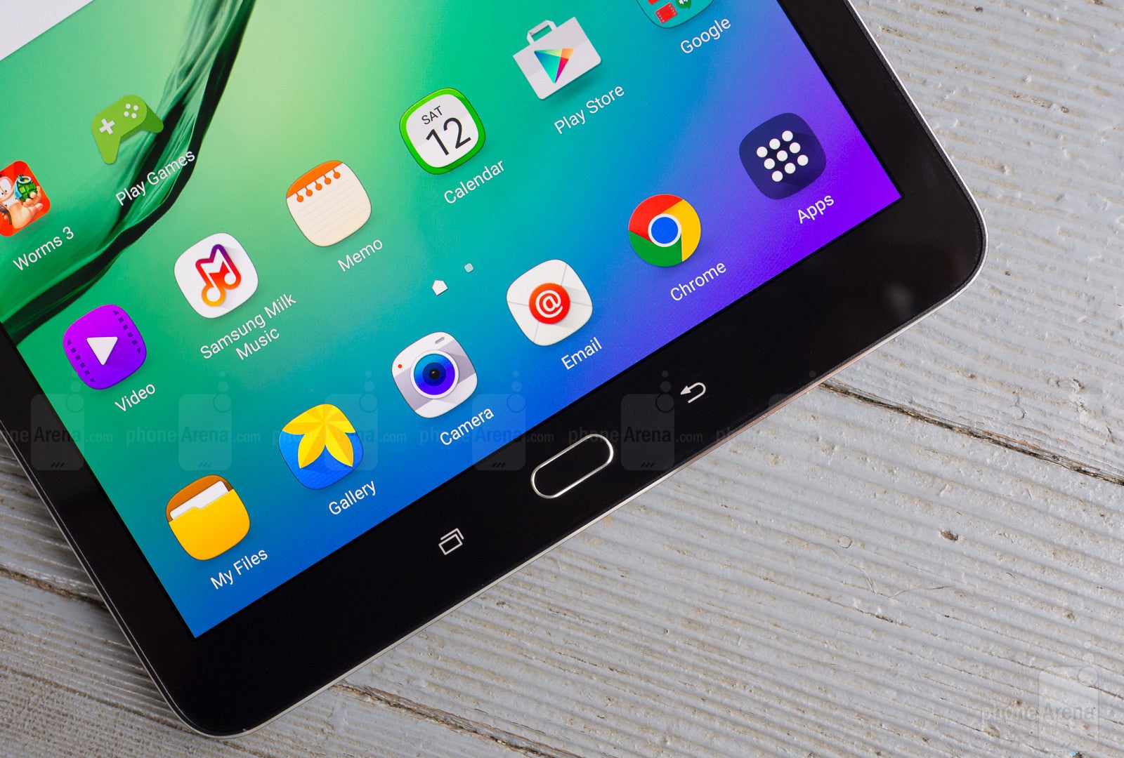Samsung's Galaxy Tab S2 9.7-inch - Smoking Samsung tablet forces flight to make an emergency landing