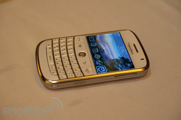 AT&T confirms White BlackBerry Bold for October 18th