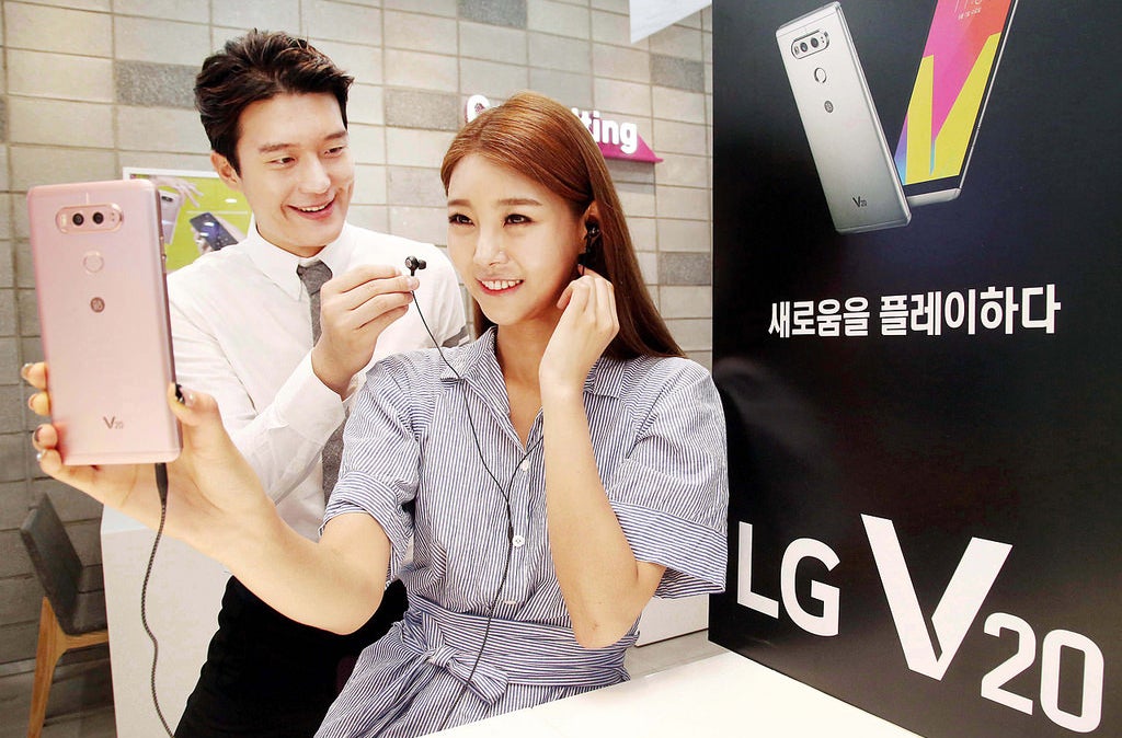 Unlocked LG V20 will be available to pre-order starting October 2 (at B&H)