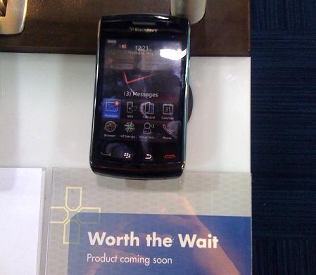 BlackBerry Storm2 Dummies make appearance at Best Buy