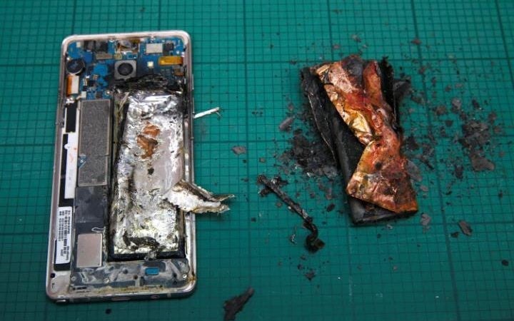 Here are several pictures of a Galaxy Note 7 setting ablaze during a battery test