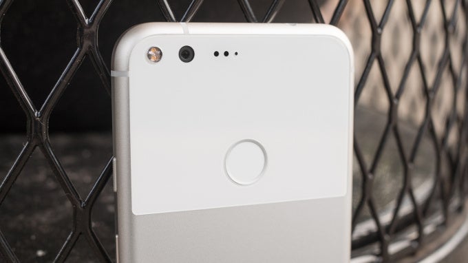 The 5.5-inch Pixel XL features a 3,450 mAh battery - Google Pixel XL battery life test result is out: compare it against Apple&#039;s iPhone 7 Plus and Galaxy S7 Edge here