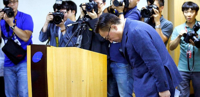 Koh Dong-jin, president of Samsung Electronics&amp;rsquo; mobile division, bows during a news conference in Seoul - Chaebol: the culture of Samsung and the Note 7&#039;s double recall (timeline)