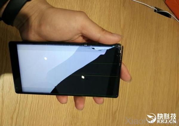 The Xiaomi Mi MIX is a fragile phone with a large screen and a ceramic body - Check out what happened to a Xiaomi Mi MIX when it slipped out of someone's hand