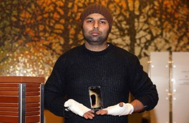 With his heavily bandaged hands, 34 year old Amarjit Mann holds the Samsung Galaxy S7 that exploded in his pocket on Sunday - Samsung Galaxy S7 explodes in its owner&#039;s hands causing second and third degree burns