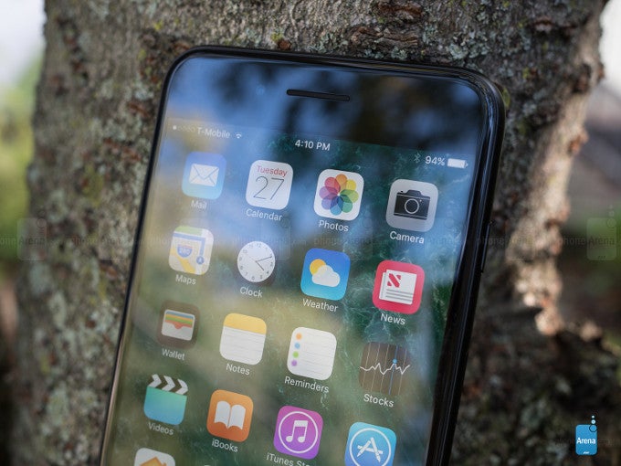 Bloomberg: only one iPhone 8 model with OLED display planned, as Samsung can't make enough flexible screens
