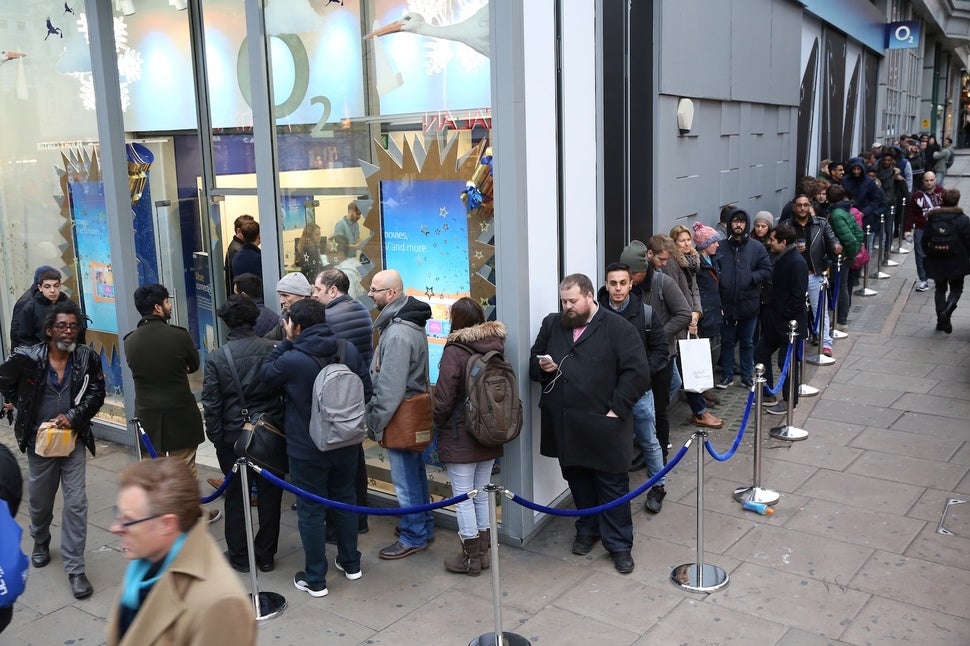 OnePlus&#039;s first retail launch in the UK draws huge crowd for the OnePlus 3T