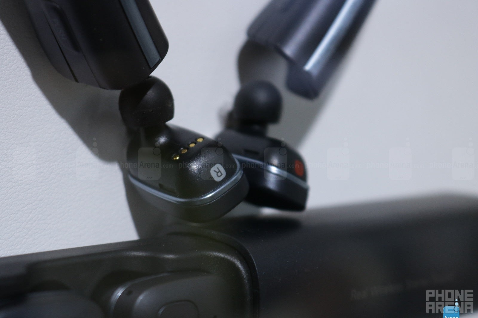 Taking a quick look at LG's answer to the AirPods with the Tone Free