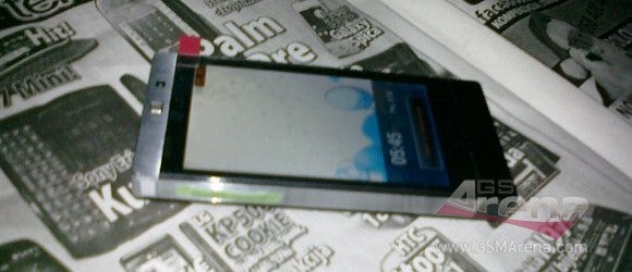 First pictures of the LG GD880 Mini surfaces