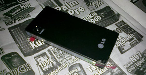 First pictures of the LG GD880 Mini surfaces