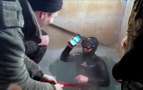 Diver surfaces with the Apple iPhone 7, still working after spending 13 hours in brutally cold water - Apple iPhone 7 still works after spending 13 hours in a frozen lake