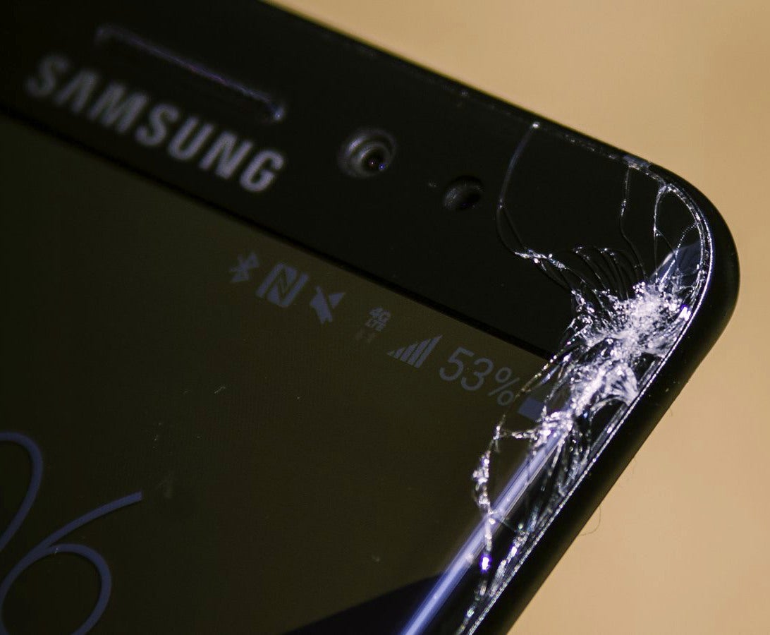 Curved glass along the edges of a handset could mean frequent trips to the service center. | source - Cnet - LG explains why it dislikes curved display panels, and why there isn't one on the G6