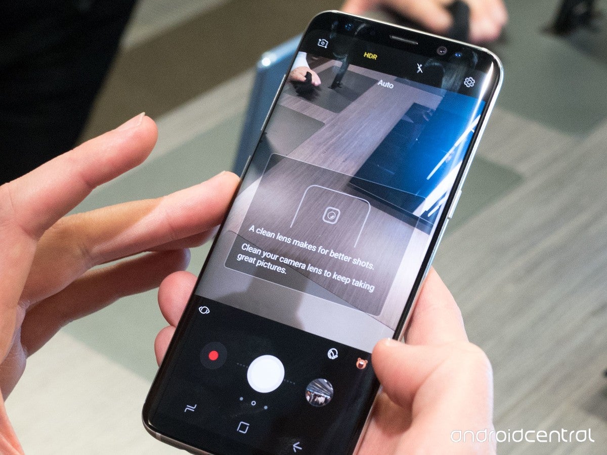 Galaxy S8 and S8+ occasionally remind you to clean the camera lens for clear shots