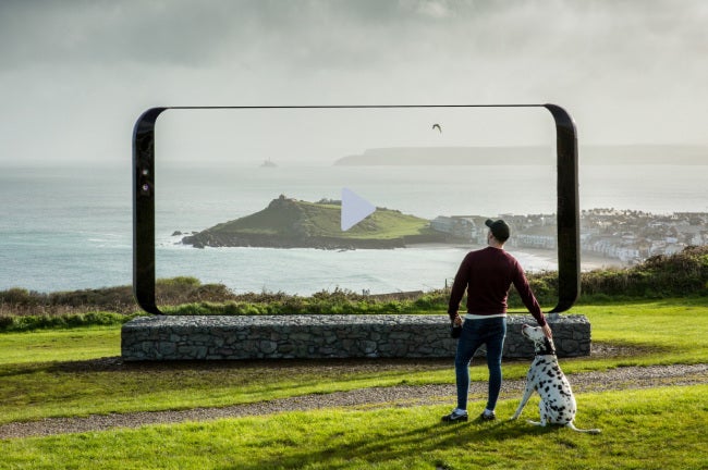 This giant Galaxy S8 appeared in England out of nowhere!
