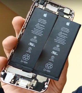 iPhone with two packs of batteries. It's photoshopped. Badly. - All three new iPhones to have 3GB RAM, deluxe iPhone to come with "two packs of batteries", according to analyst