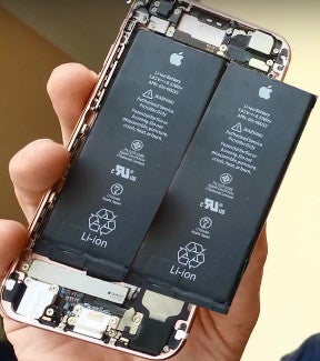 iPhone with two packs of batteries. It&#039;s photoshopped. Badly. - All three new iPhones to have 3GB RAM, deluxe iPhone to come with &quot;two packs of batteries&quot;, according to analyst